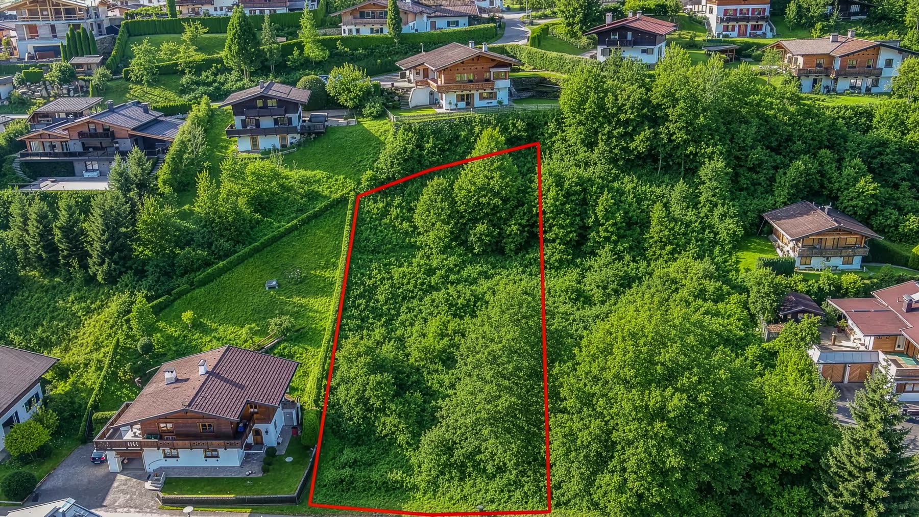 Luftaufnahme der Umgebung, die Grundstücksgrenze ist als rotes Polygon eingezeichnet